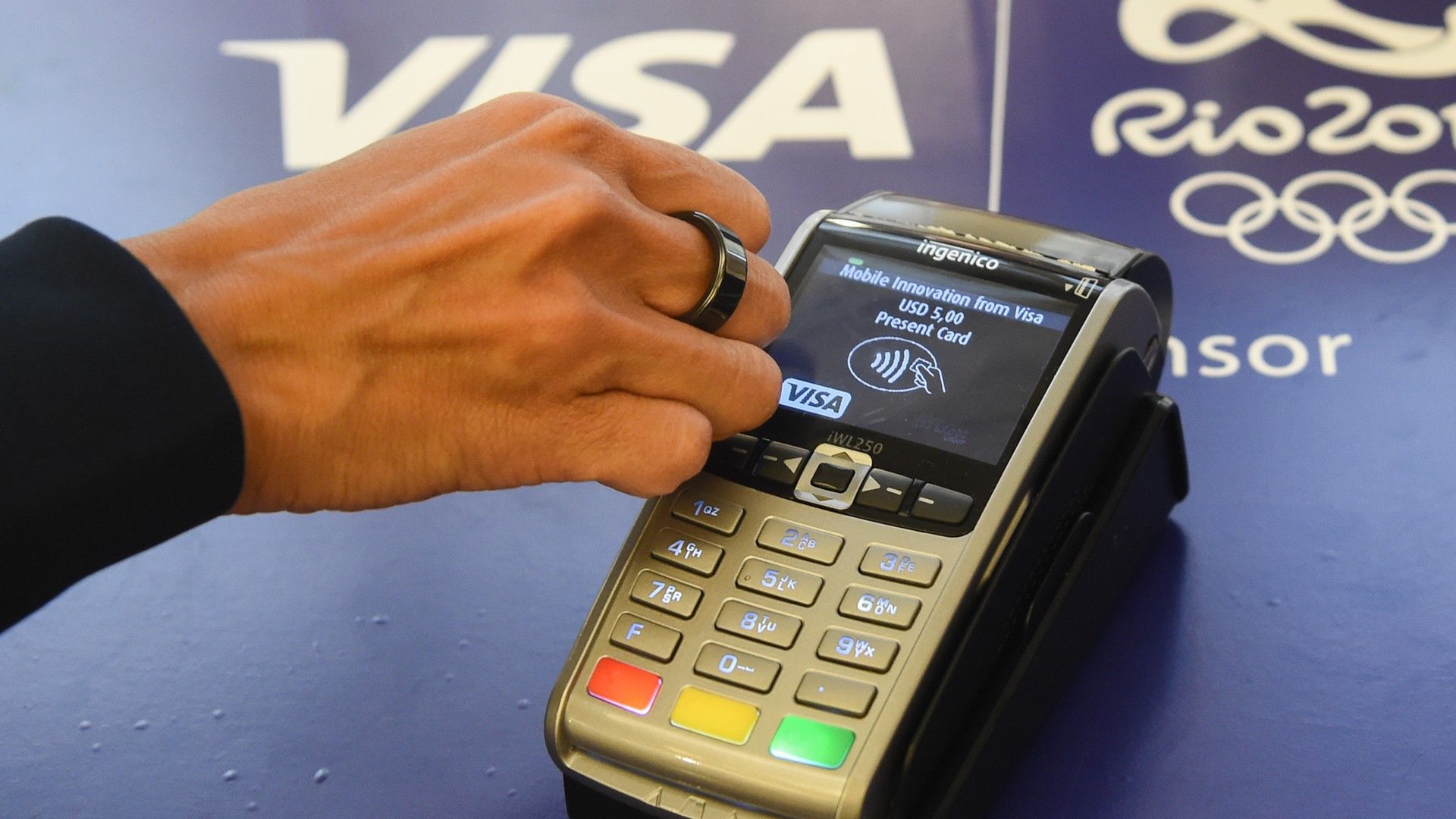 Pierścień NFC zamiast karty kredytowej. Nowy gadżet Visa pozwala płacić ruchem reki 1