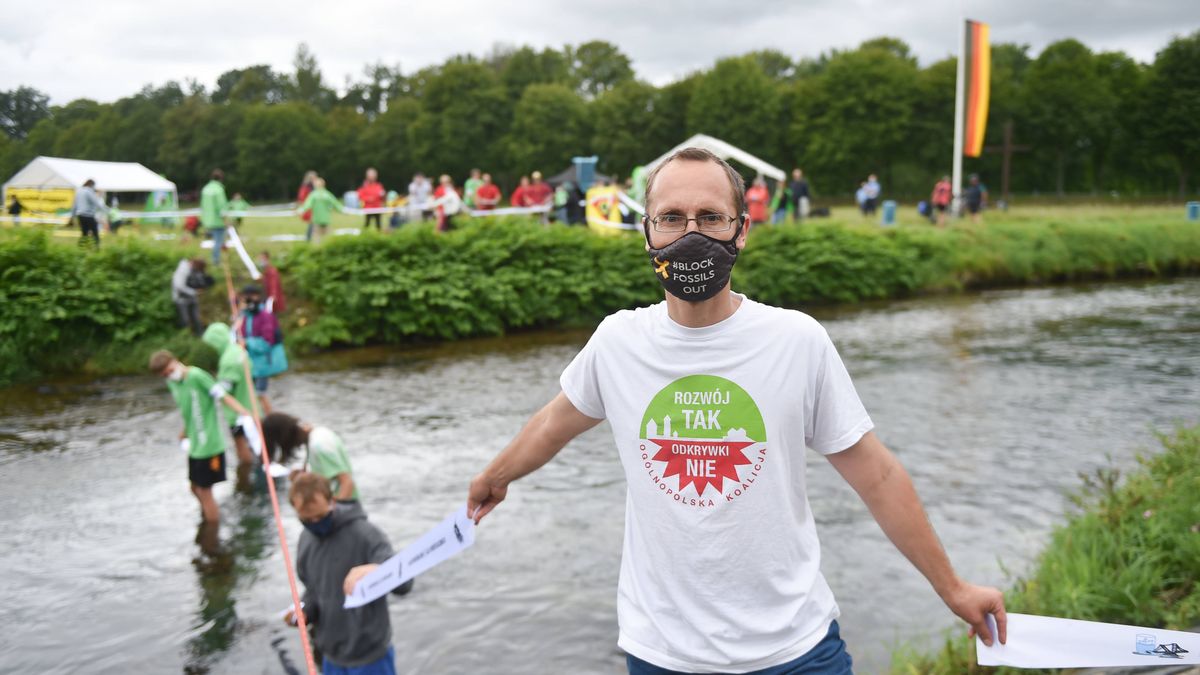 Już w sierpniu 2020 roku setki ludzi z Czech, Niemiec i Polski protestowały wspólnie przeciwko  rozbudowie kopalni Turów. "Woda już znika naszych z miejscowości, potoki i studnie wysychają" - ostrzegali.
