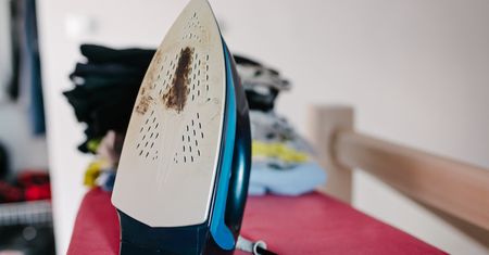 Tani sposób na przypalone żelazko. Ten lek ma w domu każdy Polak