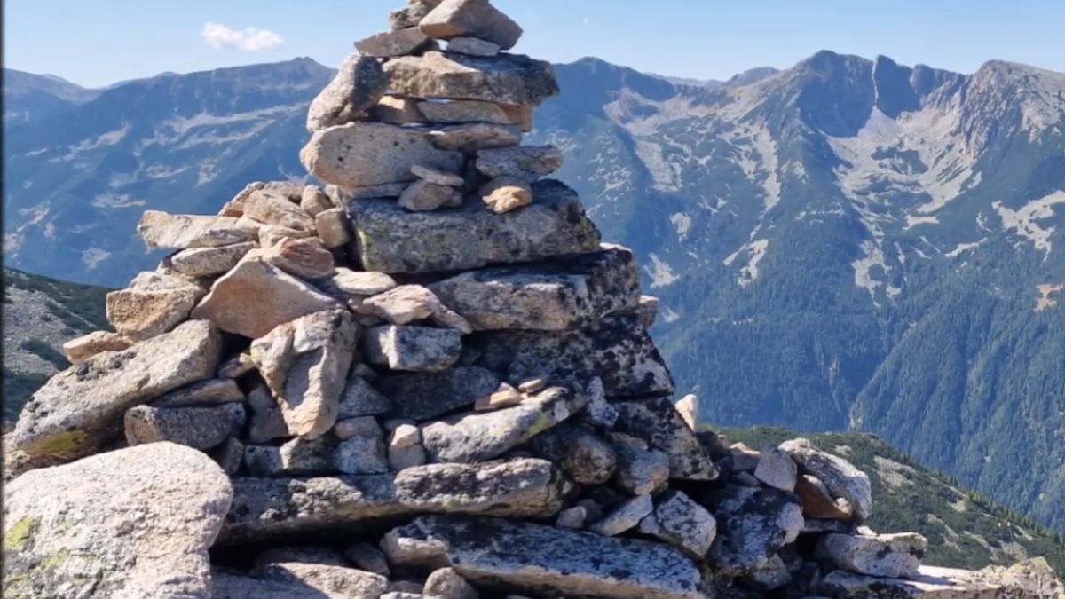 Kamienne kopczyki w górach. Drogowskaz czy zabawa?