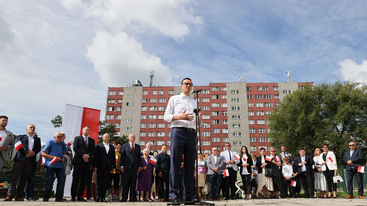 Tomaszów Mazowiecki, 04.09.2023. Premier Mateusz Morawiecki (C) podczas konferencji prasowej na osiedlu Niebrów w Tomaszowie Mazowieckim, 4 bm. Konferencja dot. nowego programu PiS "Przyjazne Osiedle", obejmującego kompleksową modernizację bloków z wielkiej płyty. (jm) PAP/Marian Zubrzycki