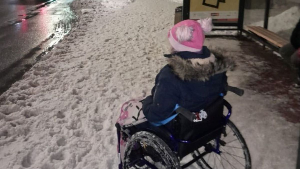 Dziewczyna jeżdżąca na wózku ugrzęzła w śniegu 