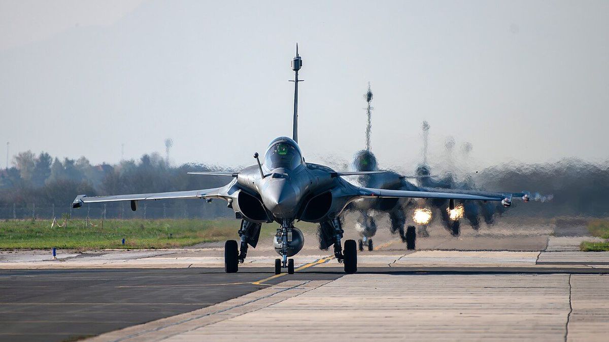 Myśliwce Rafale na płycie lotniska