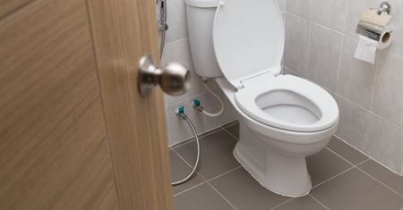 Wsmaruj w deskę. "Wyżre" żółte plamy