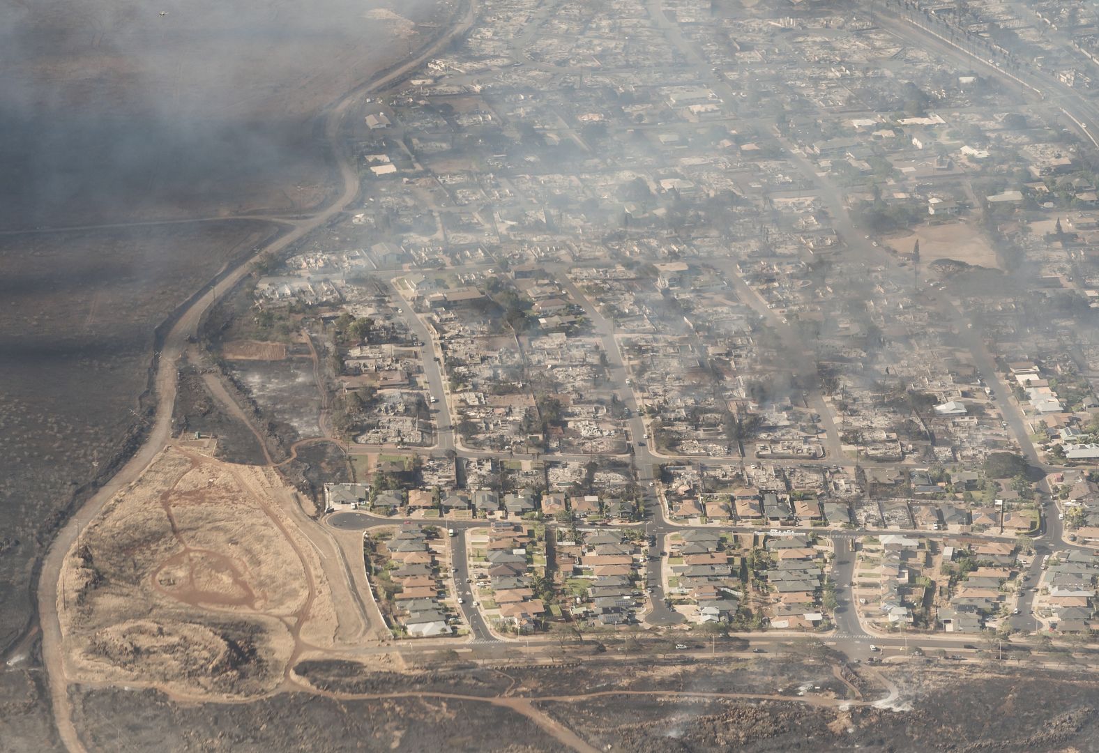 A handout photo made available by Carter Barto shows an arial view of buildings damaged in Lahaina, Hawaii as a result of a large wildfire which has killed 6 people and forced thousands of evacuations on the island of Maui in Hawaii, USA, 09 August 2023. Winds from Hurricane Dora, which is currently over the Pacific Ocean hundreds of miles south of Hawaii, have intensified the wildfires. EPA/CARTER BARTO / HANDOUT HANDOUT EDITORIAL USE ONLY/NO SALES Dostawca: PAP/EPA.