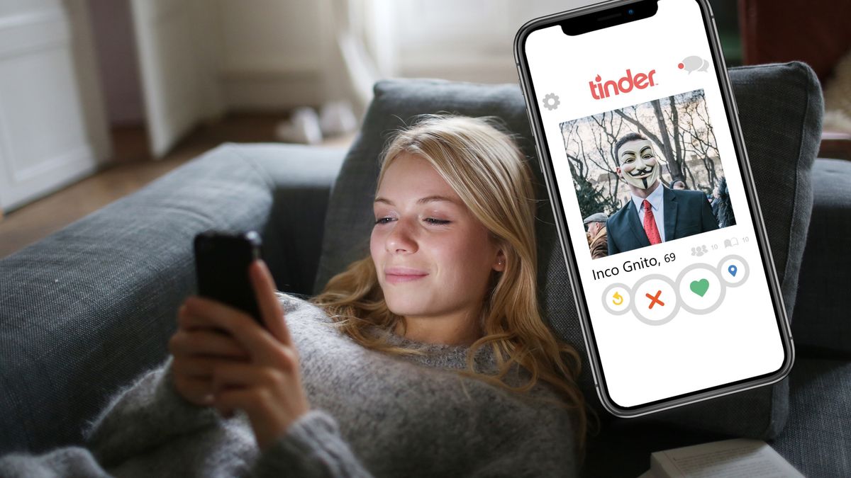 Młoda kobieta korzysta z telefonu.