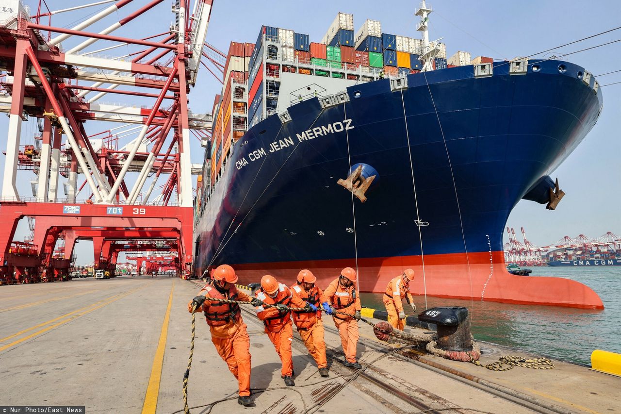 Container ship in the Chinese port of Qianwan