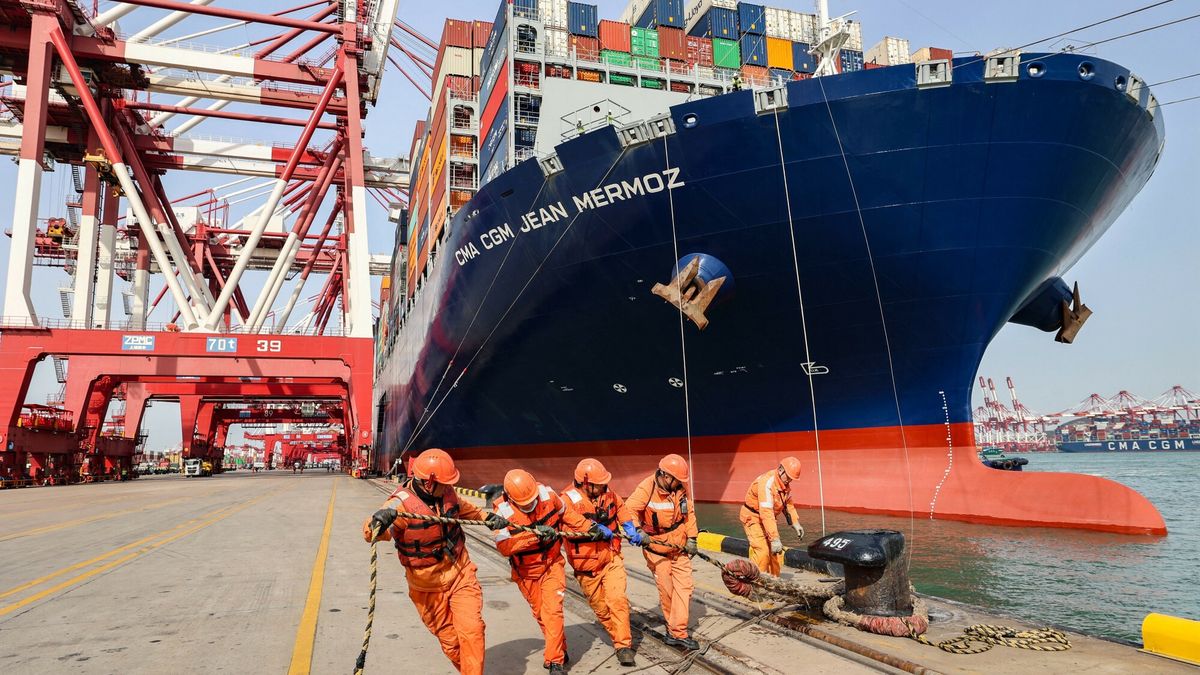 Archiwum zagraniczne East News 2024-04
Container ships from international trunk lines, including those from Europe, Africa, India, Pakistan, and Southeast Asia, are loading and unloading containers at the container terminal of the Qianwan Port Area of Qingdao Port in Qingdao, China, on April 4, 2024. Container ships with a load capacity of more than 20,000 TEU from European routes are carrying more than 13,000 TEU in a single voyage at the container terminal in the Qianwan Port Area of Qingdao Port, setting a new record for the highest single ship loading and unloading capacity of CMA CGM in Europe. (Photo by Costfoto/NurPhoto) (Photo by CFOTO / NurPhoto / NurPhoto via AFP)
CFOTO