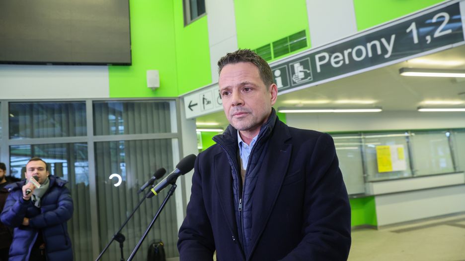Płock, 11.01.2024. Kandydat KO w wyborach na prezydenta RP Rafał Trzaskowski na konferencji prasowej na dworcu autobusowo-kolejowym w Płocku, 11 bm. (aldg) PAP/Leszek Szymański