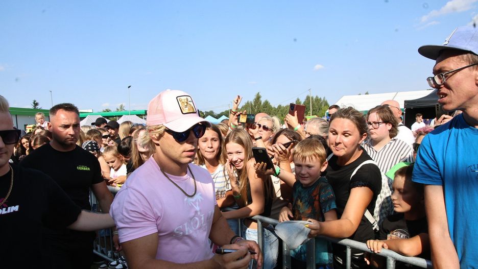 Skolim chętnie rozdawał autografy...