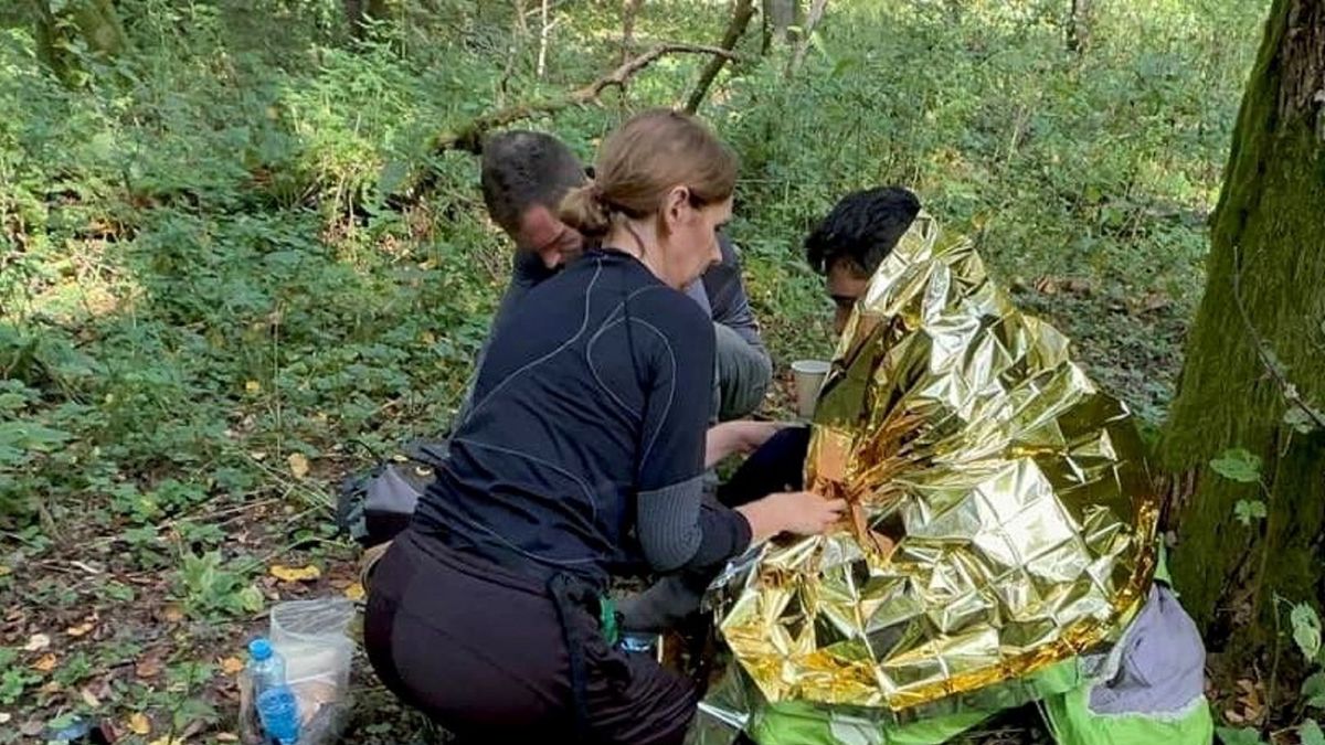 Aktywiści na granicy pomagają uchodźcom.