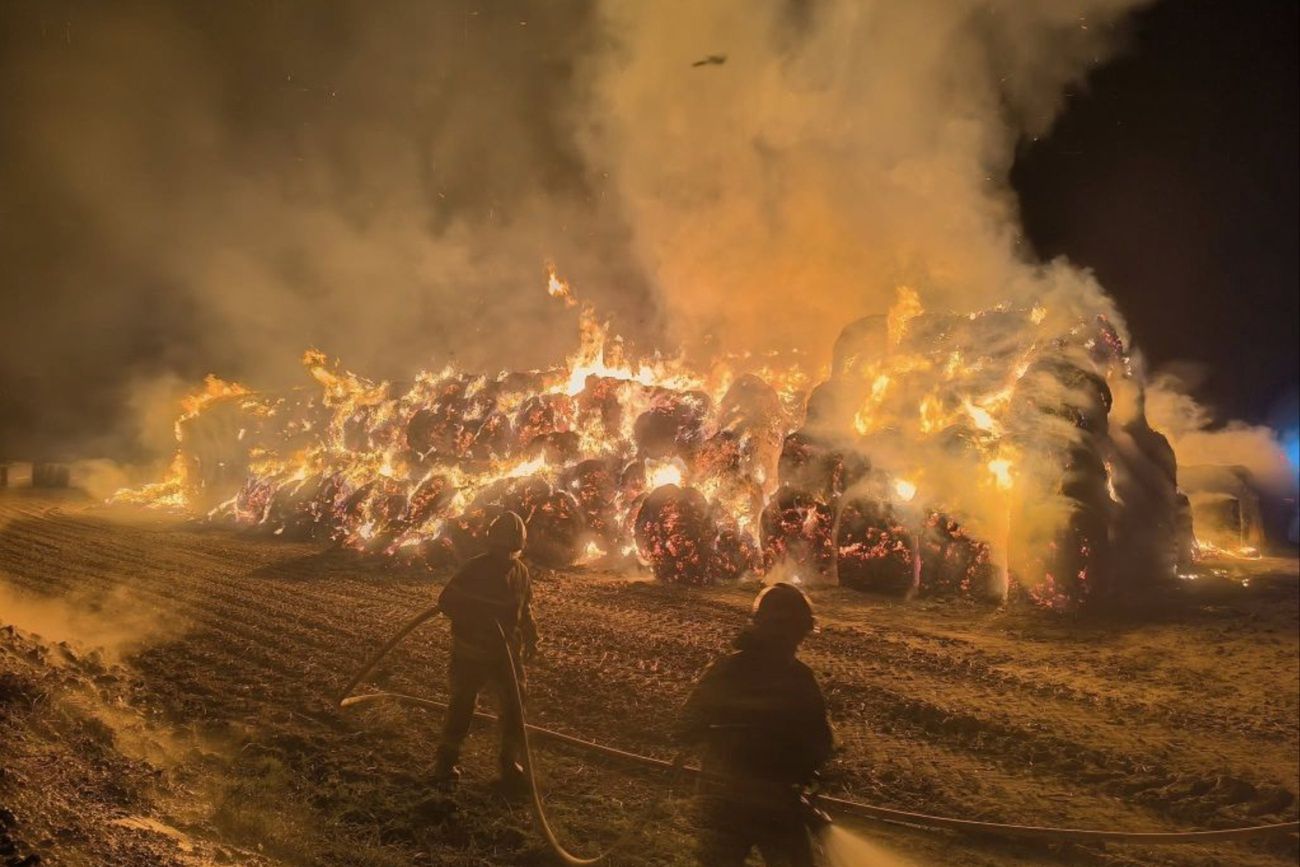 Rolnik stracił słomę na zimę. "Prawie tysiąc balotów poszło z dymem"