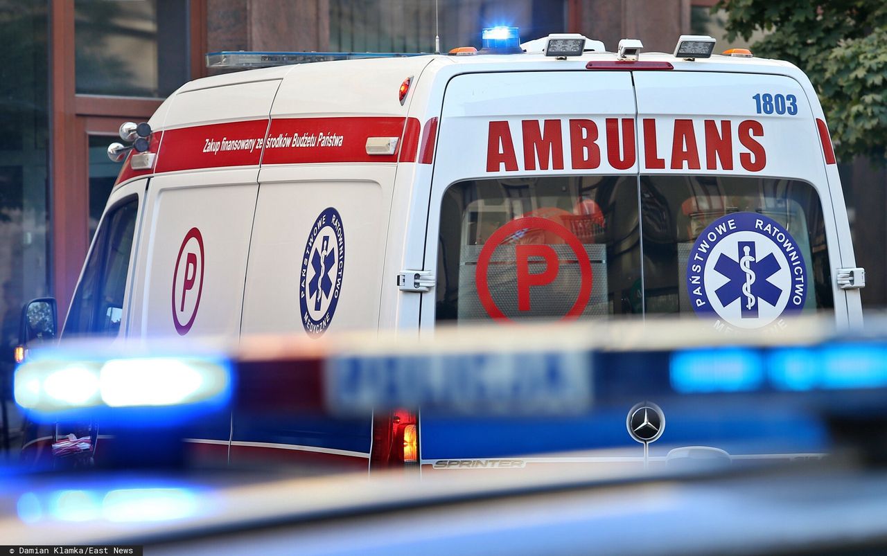 Ambulans przekoziołkował na środku ulicy. Pacjentka z karetki nie żyje