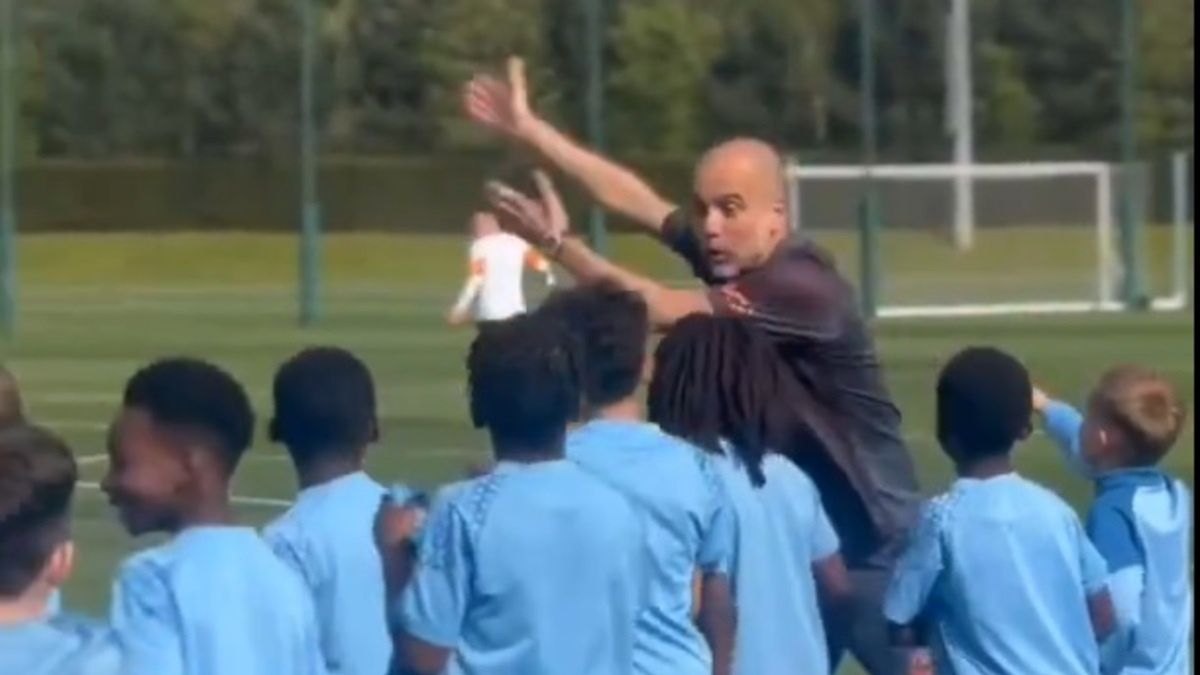 Pep Guardiola na treningu z młodymi piłkarzami Manchesteru City