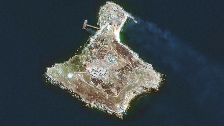 Ukraina odbiła Wyspę Węży
This handout image courtesy of Maxar Technologies released on June 30, 2022 shows an overview of Snake Island, Ukraine on June 17, 2022. - Russian troops have abandoned their positions on a captured Ukrainian island, a major setback to their invasion effort that weakens their blockade of Ukraine's ports, defence officials said on June 30, 2022. The news from the Black Sea came as NATO leaders wrapped up their summit in Madrid, with US President Joe Biden announcing $800 million in new weapons to help Ukraine fight off Russia's invasion. (Photo by various sources / AFP) / RESTRICTED TO EDITORIAL USE - MANDATORY CREDIT "AFP PHOTO / Satellite image �2022 Maxar Technologies" - NO MARKETING NO ADVERTISING CAMPAIGNS - DISTRIBUTED AS A SERVICE TO CLIENTS
-