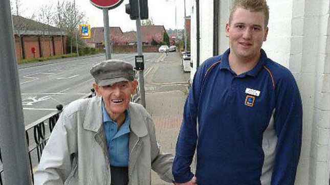 Pracownik supermarketu podbija Facebooka, bo pomógł staruszkowi zanieść zakupy 1