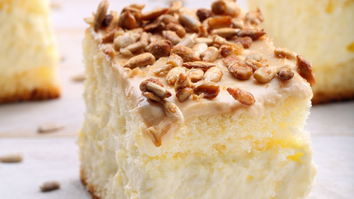 Wielkanocne ciasto słonecznikowe na jasnym biszkopcie