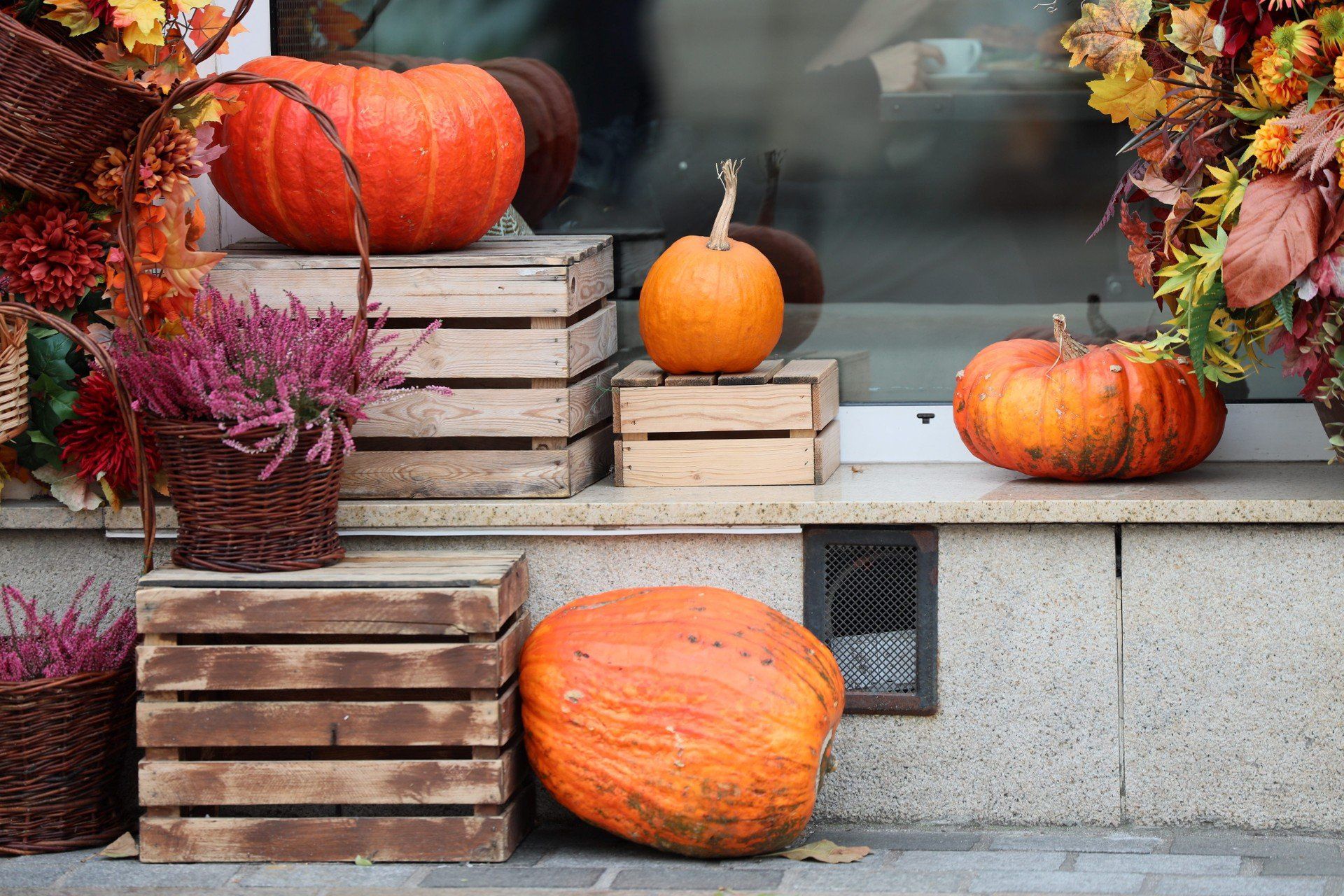 Pumpkin latte, misie i kolorowe liście - jesień zajrzała do sklepowych witryn i kawiarni.