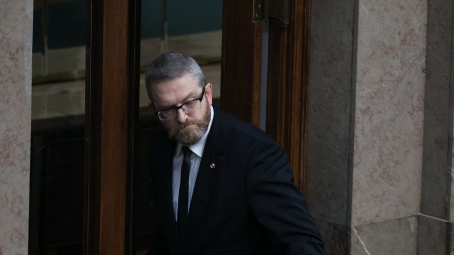 Grzegorz Braun opuszczający salę plenarną Sejmu