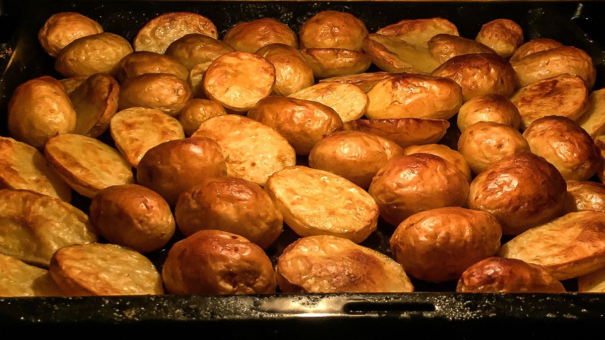 Przepis na chrupiące ziemniaki z serem feta