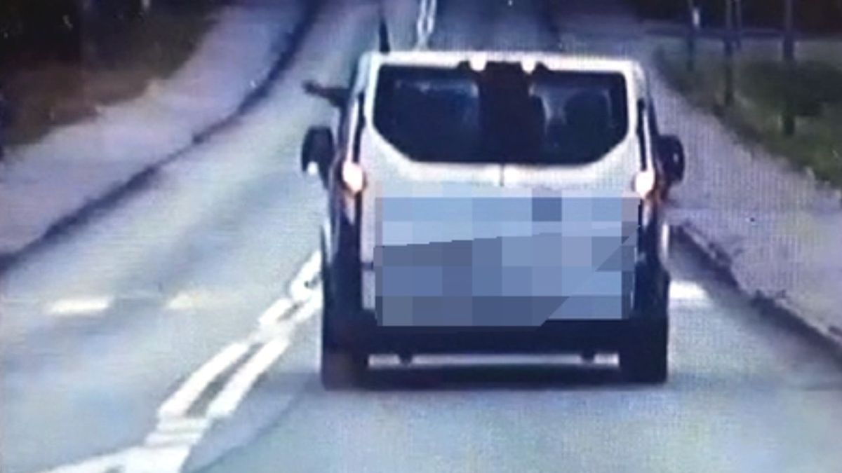 Ten 23-letni kierowca uznał wyrzucenie śmieci przez okno auta za świetny pomysł. Później musiał po nie wrócić