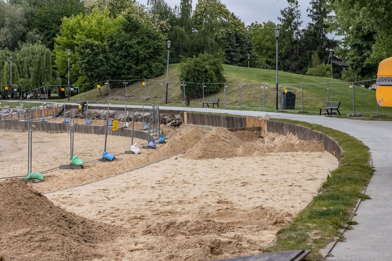 Remont plaży nad zalewem Bagry