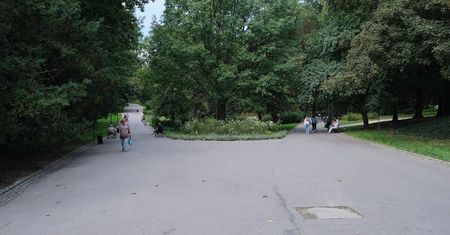 Zamkną Ogród Saski dla mieszkańców. Łańcuchy i kłódki na bramach wejściowych