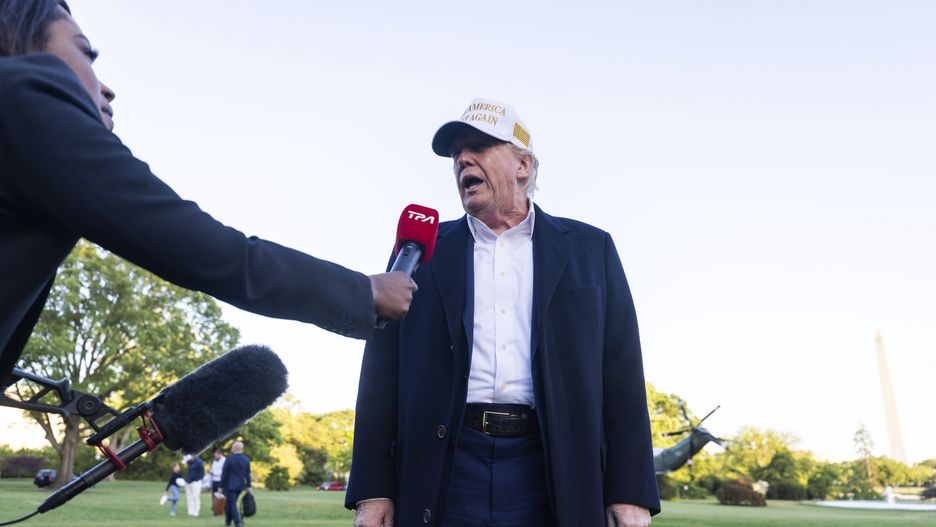 US President Donald Trump returns to the White House from New Jersey
epa12059687 US President Donald Trump returns to the White House from his New Jersey golf club in Washington, DC, USA, 27 April 2024. As his presidency approaches the 100-day mark, a new Washington Post-ABC News-Ipsos poll puts his approval rating at 39 percent.  EPA/JIM LO SCALZO / POOL 
Dostawca: PAP/EPA.
JIM LO SCALZO / POOL
government, trump, politics