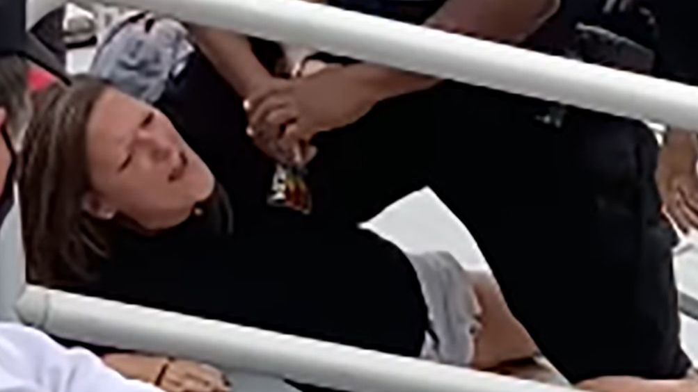 Kobieta została aresztowana za brak maseczki na meczu