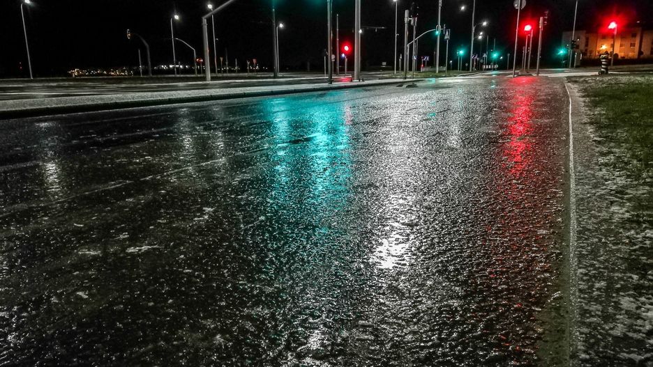 Alerty pogodowe ostrzegają o gołoledzi na terenie całego Pomorza