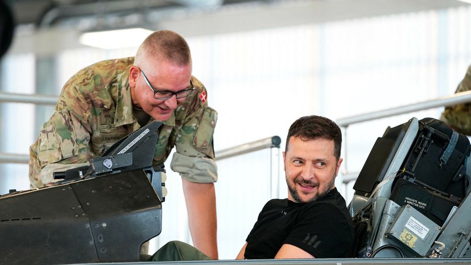 Prezydent Wo?odymyr Ze?enski w Danii
Ukrainian President Volodymyr Zelensky (R) reacts as he sits in a F-16 fighter jet in the hangar of the Skrydstrup Airbase in Vojens, northern Denmark, on August 20, 2023. Washington has told Denmark and the Netherlands that they will be permitted to hand over their F-16 fighter jets to Ukraine when the country's pilots are trained to operate them, the US State Department said on August 18, 2023. Both Denmark and the Netherlands are leading the program to train Ukraine's pilots on the F-16. (Photo by Mads Claus Rasmussen / Ritzau Scanpix / AFP) / Denmark OUT
MADS CLAUS RASMUSSEN