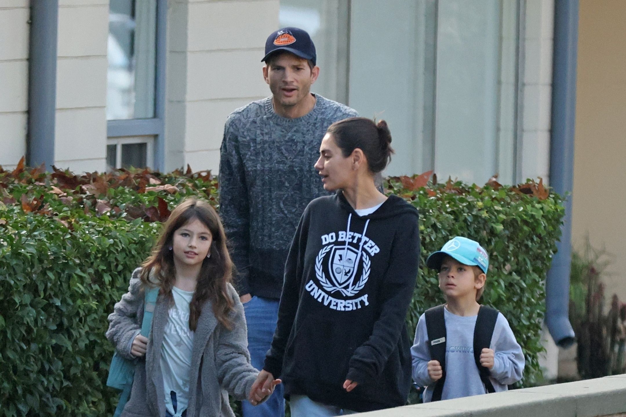 "Zwyczajni" Ashton Kutcher i Mila Kunis buszują z dziećmi po sklepach