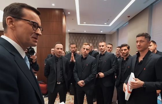 Polscy piłkarze powinni grać w reprezentacji za darmo? Opinie podzielone