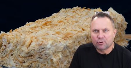 Tomasz Strzelczyk robi kremowe ciacho z trzech składników. Idealne dla niespodziewanych gości
