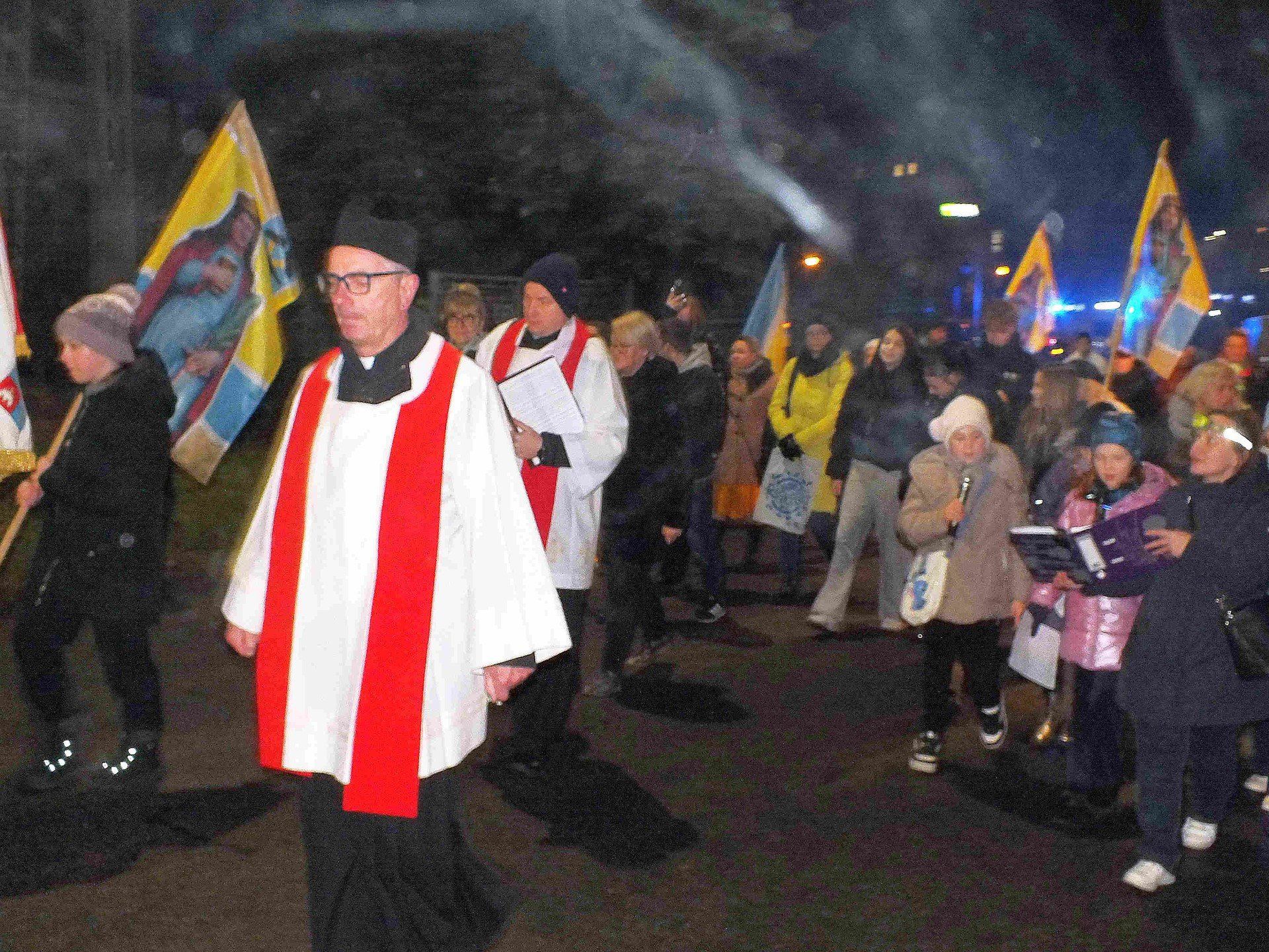 Jest planowana procesja, tym razem chodnikiem i ulicami: Rotmistrza Pileckiego Konstytucji 3 Maja, Radomską do kościoła Wszystkich Świętych