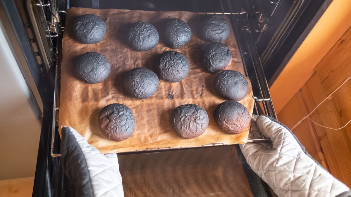 Przypalone jedzenie wiąże się z mocnym i nieprzyjemnym zapachem