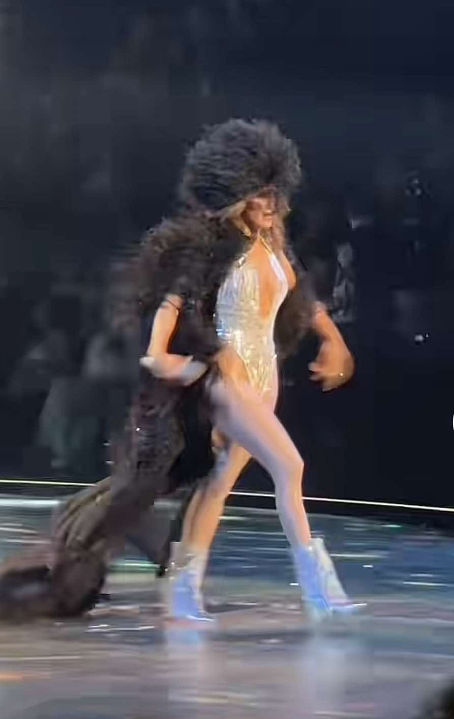 Jennifer Lopez szaleje na scenie w skąpym body