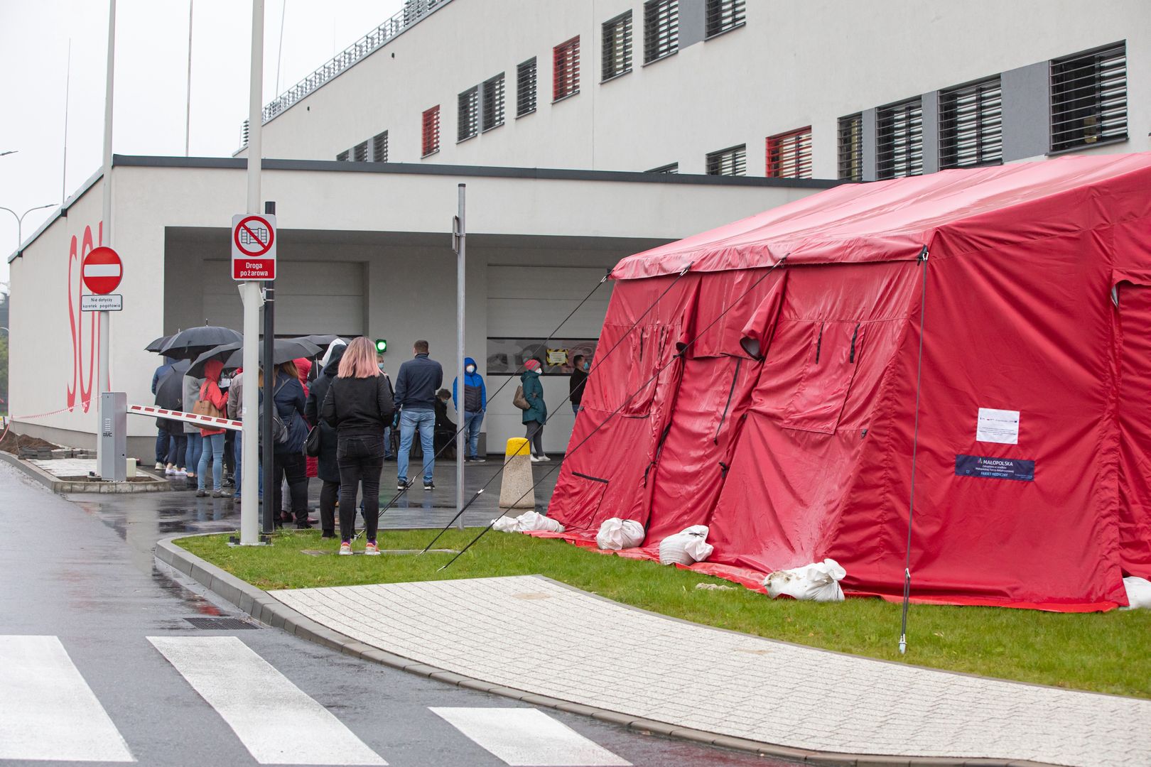 Koronawirus. Tragedia w Lesznie. 62-latek zmarł w kolejce do punktu wymazowego