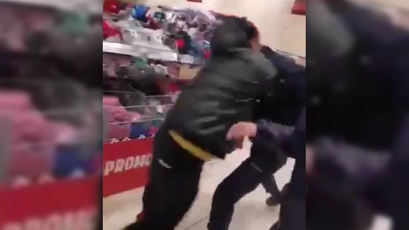Zaatakował policjanta w Galerii Twierdza w Zamościu