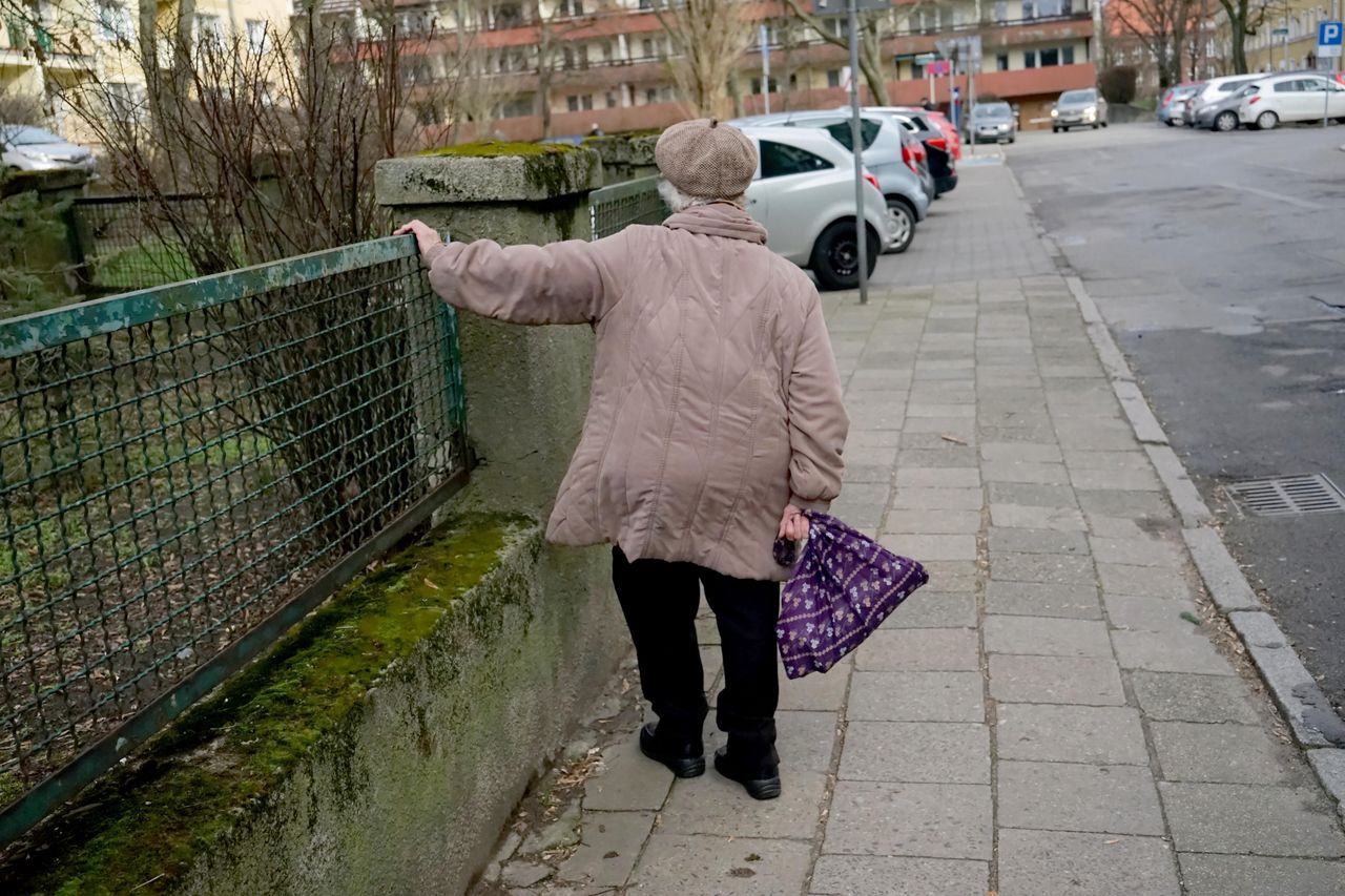 Komornik zajął 13. emeryturę. Bank tłumaczy się z blokady