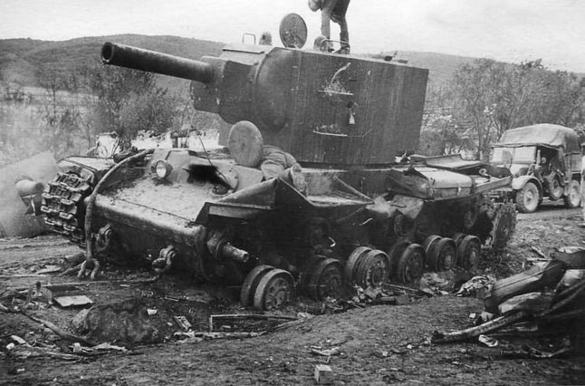 Zniszczony czołg KW-2