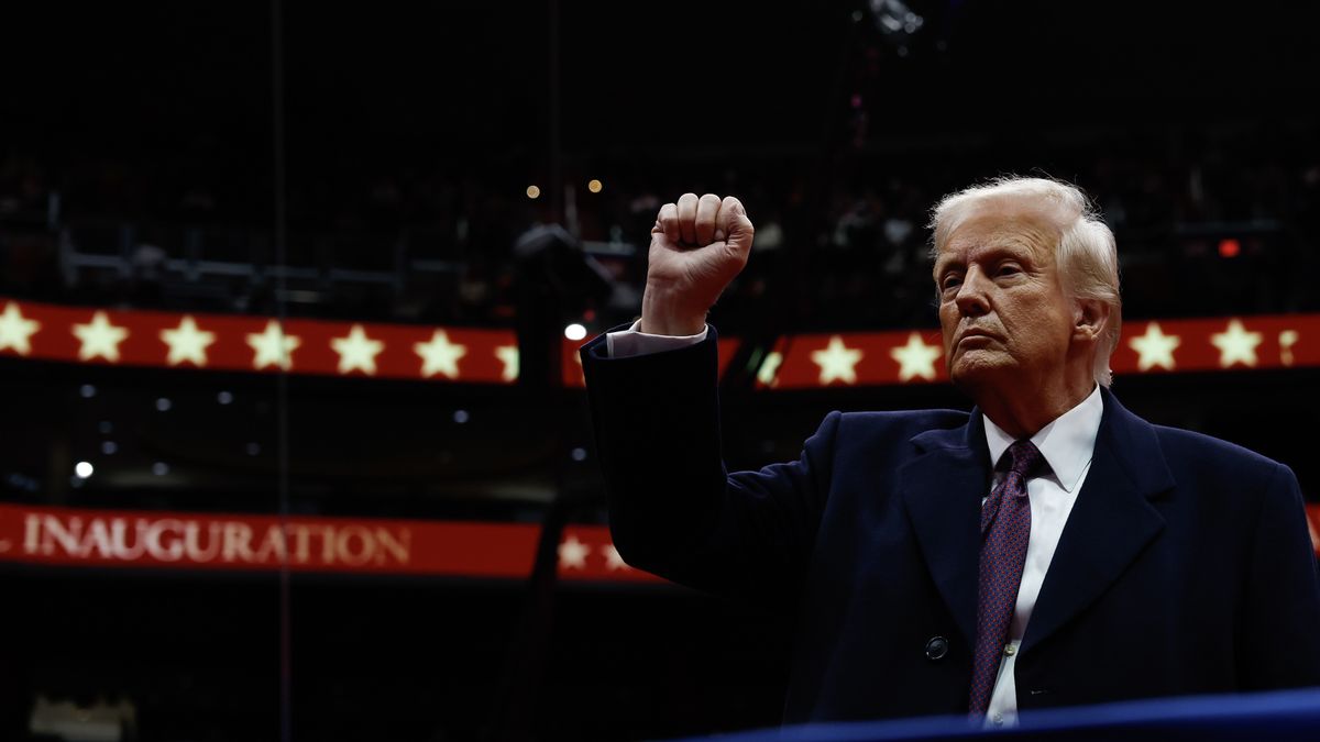 U.S. President Donald Trump gestures to the crowd during an indoor inauguration event at the Capital One Arena in Washington, DC, USA, 20 January 2025. Trump was sworn in for a second term as president of the United States on 20 January. The presidential inauguration was held indoors due to extreme cold temperatures in DC. EPA/ANNA MONEYMAKER / POOL Dostawca: PAP/EPA.