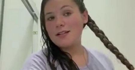 Chciała wyglądać "uroczo" w czasie porodu. Plotła warkocze mimo bólu