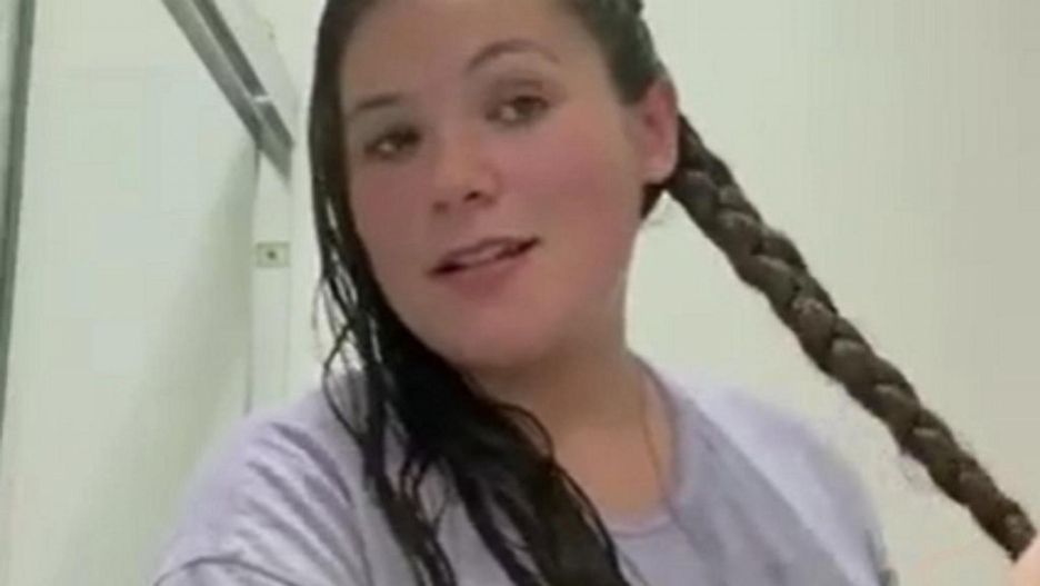 Chciała wyglądać "uroczo" w czasie porodu. Plotła warkocze mimo bólu