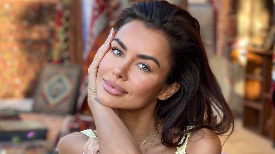 Natalia Siwiec jest fanką botków z odkrytymi palcami. Nosi je do sukienki