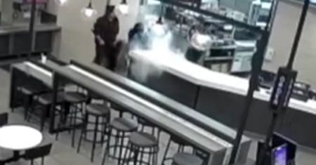 Wylała wrzątek na klientkę. Skandaliczna sytuacja w restauracji w USA