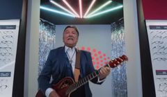 Andrzej Rybiński śpiewa "Nie liczę godzin i lat..." w reklamie Vision Express