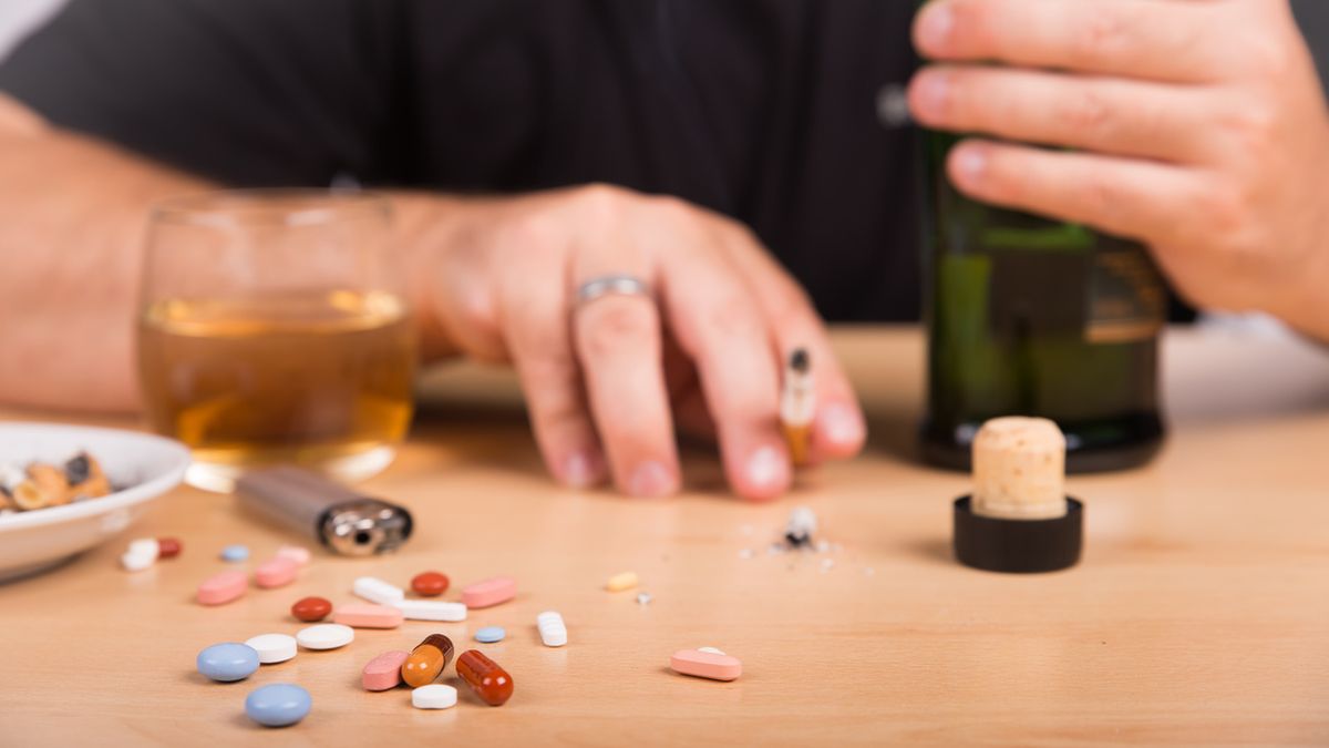 Naltrekson jest organicznym związkiem chemicznym stosowanym w leczeniu uzależnienia od opioidów i od alkoholu.