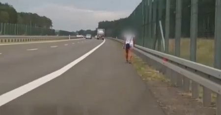 Pokłóciła się z partnerem, wysiadła z samochodu. Nagranie z S3