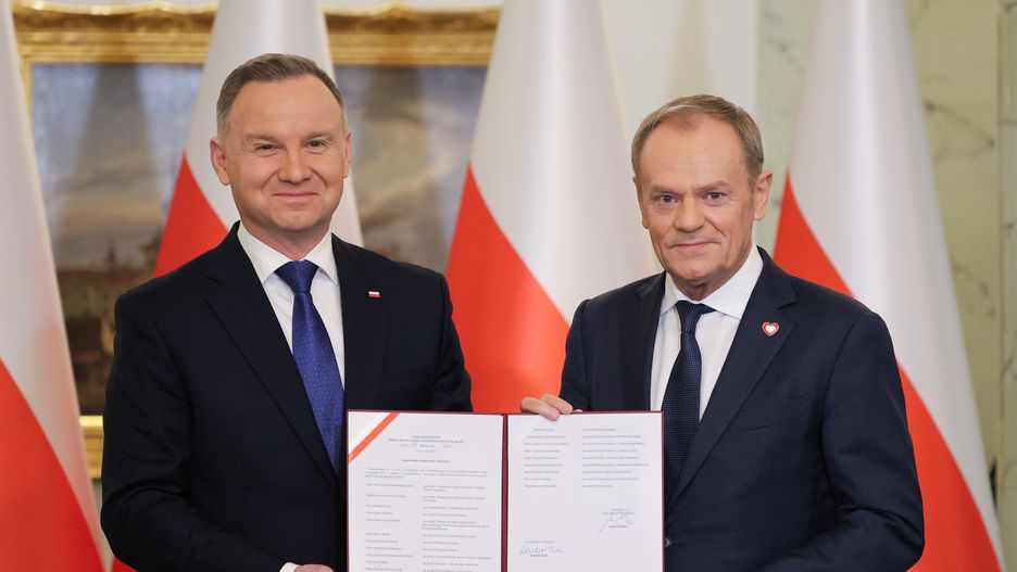 Warszawa, 13.12.2023. Prezydent RP Andrzej Duda (L) oraz premier Donald Tusk (P) podczas uroczystości zaprzysiężenia kierowanego przez Donalda Tuska gabinetu w Pałacu Prezydenckim w Warszawie, 13 bm. (jm) PAP/Paweł Supernak